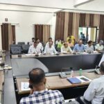 जिला स्वच्छ भारत मिशन एवं ग्रामीण विकास विभाग की समीक्षा बैठक जिलाधिकारी की अध्यक्षता में संपन्न