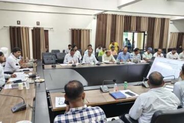 जिला स्वच्छ भारत मिशन एवं ग्रामीण विकास विभाग की समीक्षा बैठक जिलाधिकारी की अध्यक्षता में संपन्न