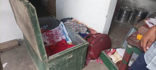 रामपुर ढबही में बक्सा तोड़कर आभूषण और नगदी उड़ा ले गए चोर, होता रहा परिवार 