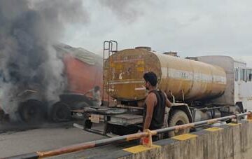 कोयला लदी ट्रक के टायर में लगी आग…