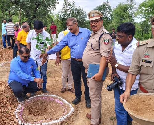 रोटरी क्लब रेणुकूट द्वारा वृहद वृक्षारोपण कार्यक्रम का आयोजन