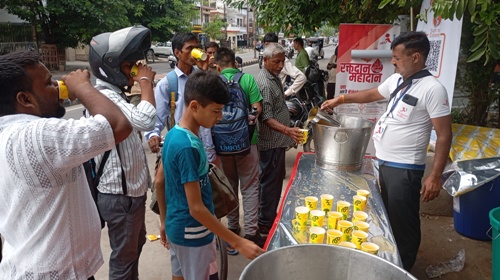 हेल्प यू एजुकेशनल एंड चैरिटेबल ट्रस्ट द्वारा गुरु पूर्णिमा के अवसर पर ‘सियाराम की रसोई’ अभियान के अंतर्गत शरबत वितरण