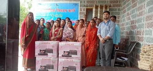 एनटीपीसी नॉर्थ करणपुरा द्वारा राहम गांव की महिलाओं को सिलाई मशीनें वितरित की गईं