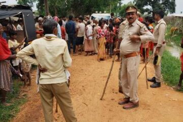 वन विभाग की टीम को अतिक्रमणकारियों ने बनाया बंधक 