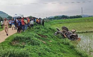 पहाड़ से कंप्रेशर चलाकर आ रहा ट्रैक्टर अनियंत्रित होकर पलटा चालक सहित दो की मौत 