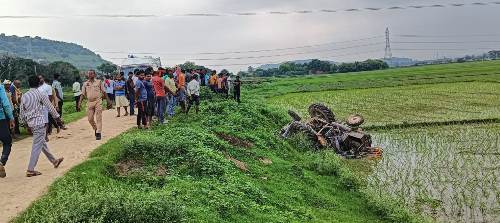 पहाड़ से कंप्रेशर चलाकर आ रहा ट्रैक्टर अनियंत्रित होकर पलटा चालक सहित दो की मौत 