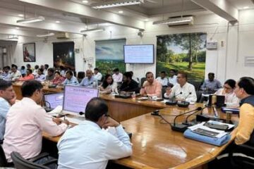 मण्डलीय समीक्षा बैठक में जिलाधिकारी ने जनपद के विकास कार्यों को मंडलायुक्त के समक्ष किया रेखांकित