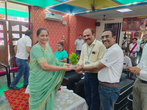 पेड़ लगाएं, कल को हरा-भरा बनाएं डीएवी पब्लिक स्कूल एनटीपीसी फरीदाबाद में गूजा नारा