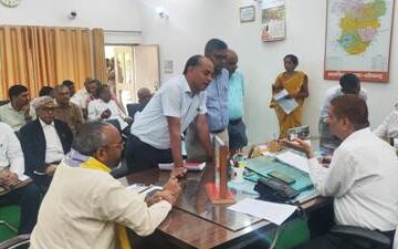 जिलाधिकारी ने खाद की आपूर्ति व वितरण के सम्बन्ध में अधिकारियों के साथ किया संवाद