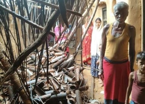 नरहटी में बारिश से गिरा कच्चा मकान,तीन लोगों की बची जान