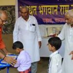 श्री सर्वेश्वरी समूह ने किया विद्यार्थियों में स्कूल बैग और कॉपी का वितरण