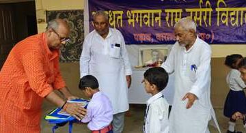 श्री सर्वेश्वरी समूह ने किया विद्यार्थियों में स्कूल बैग और कॉपी का वितरण