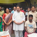 मंत्री रविंद्र जायसवाल ने बाढ़ पीड़ितों को वितरित किये राहत सामग्री