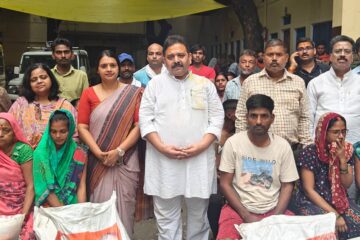 मंत्री रविंद्र जायसवाल ने बाढ़ पीड़ितों को वितरित किये राहत सामग्री