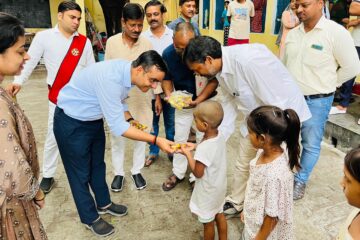 जिलाधिकारी ने बाढ़ प्रभावित क्षेत्र व राहत शिविर का किया निरीक्षण