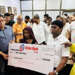 सांसद ने सर्पदंश से मृत युवती के परिजनों को दी 4 लाख रूपये की आपदा सहायता राशि