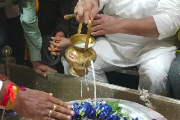 मंत्री रविंद्र जायसवाल ने सारंग नाथ मंदिर में हजारों लोगों के साथबाबा का किया जलाभिषेक