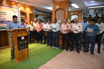 बनारस रेल इंजन कारखाना में “स्वच्छता अभियान” के अंतर्गत महाप्रबंधक नरेश पाल सिंह ने दिलायी स्वच्छता शपथ