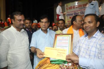 स्वयं सहायता समूह की दीदीओं की तरफ से जिलाधिकारी ने जनपद प्रभारी के हाथों भेजी तिरंगा राखी