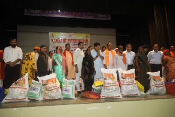 ऊर्जा मंत्री ए के शर्मा ने बाढ़ प्रभावित परिवारों के बीच जाकर उनसे किया संवाद