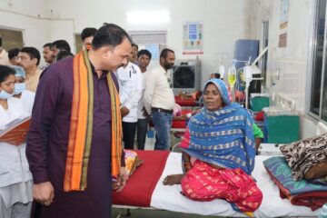 स्वास्थ्य मंत्री ने कोण्डागांव व फरसगांव में शासकीय अस्पतालों का किया निरीक्षण