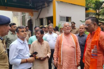 प्रभारी मंत्री वाराणसी प्रवास के दूसरे दिन भी बाढ़ प्रभावित क्षेत्रों का दौरा कर स्थिति का लिया जायजा