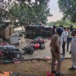 अहरौरा, मिर्जापुर/ जरगो जलाशय में गुरूवार को कटिया लगाकर मछली पकड़ने गए दो लोगों में एक को ठेकेदार के कर्मचारियों ने मारपीट कर पानी में डूबा कर मार डाला उसका दूसरा साथी किसी तरह मौके से जान बचाकर भागा और परिजनो को सूचित किया मौके पर पहुंचे परिजन और सैकड़ों की संख्या में ग्रामीण ठेकेदार के तीन चार पहिया वाहनों और चार बाइक को तोड़ डाला और पलट दिया इसके साथ ही छप्पर में आग लगा दिया और ठेकेदार के डेरे पर मौजूद कर्मचारियों को दौड़ा दौड़ा कर पिटाई की सूचना पाकर मौके पर पहुंची पुलिस ने किसी तरह घटना पर काबू पाया और शव को कब्जे में लेकर थाने भेज दिया इसके बाद बाध से वापस लौटी भीड़ इमिलिया चट्टी पुलिस चौकी के सामने जाम लगा दिया जो सामाचार दिए जाने तक लगा हुआ था। घटना के सम्बन्ध में बताया जाता हैं स्थानीय थाना क्षेत्र के इमलिया खुर्द निवासी 31 वर्षीय प्रदीप कुमार पटेल पुत्र राम अक्षत अपने एक साथी गांव के ही देवी के साथ जरगो जलाशय पर फाटक के पास गुरूवार को दोपहर में कटिया लेकर मछली पकड़ने गए थे दोनो बांध में मछली पकड़ ही रहे थे की बाध में मछली ठेकेदार के तीन कर्मचारी नाव से और एक कर्मचारी बाइक से मौके पर पहुंचे और मछली पकड़ रहे दोनो को हाकी डंडे से पीटने लगे और प्रदीप तथा देवी को बाध के पानी में डूबा दिया इसके बाद भाग निकले इसके बाद देवी किसी तरह बच निकला और प्रदीप की डूबने से मौत हो गई। देवी ने उक्त घटना की जानकारी अपने घर पर दिया घटना स्थल से लगभग दो किलोमीटर दूर इमिलिय खुर्द से सैकड़ो की संख्या में ग्रामीण मौके पर पहुंच गए और और ठेकेदार का जहां डेरा था वहा जमकर तोड़फोड़ शुरू कर दिया और मौके पर जो मिला उसको दौड़ा दौड़ा पीटने लगे जानकारी मिलते ही पुलिस मौके पर पहुंची गई मौके की स्थिति काफी भयावह देख कई थानों की पुलिस फोर्स मौके पर बुला ली गईं स्वयं पुलिस अधीक्षक भी मौके पर पहुंच गए और किसी तरह मामले को कंट्रोल किया गया। पुलिस शव को कब्जे में लेकर थाने भेज दिया। इसके बाद भीड़ पुलिस चौकी पहुंच गईं और वहा पुलिस चौकी का घेराव कर दिया सामाचार दिए जाने तक घेराव जारी था। वही तहरीर भी नहीं पड़ी थी बाध पर पुलिस और पी ए सी तैनात कर दिया गया है। पुलिस ने ठेकेदर के चार लोगों को हिरासत में ले लिया है। चर्चा है कि बीच बचाव करने में कुछ पुलिस कर्मियों को भी चोट आई है। इस संबंध में पुलिस अधीक्षक ने बताया की ठेकेदार के कर्मचारियों और मछली पकड़ने गए दो लोगों से कुछ बात विवाद हुआ इसके बाद पानी में डूबने से एक व्यक्ति की मौत हो गई। तहरीर लेकर कार्यवाई की जा रही है।