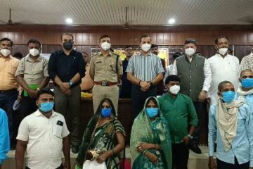 नवंबर 2025 तक जनपद भदोही टीबी मुक्त बनने की ओर अग्रसर:डीएम ने 101 क्षय रोगियों को वितरित किया पोषण पोटली