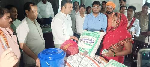 विधायक विपुल दूबे ने बाढ़ प्रभावित गांवों का भ्रमण कर वितरित किया बाढ़ राहत सामग्री