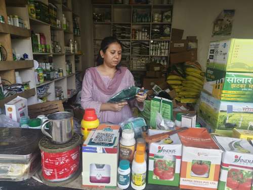 जनपद में 44 समितियों पर 2,066 मैट्रिक टन यूरिया  का स्टॉक मौजूद