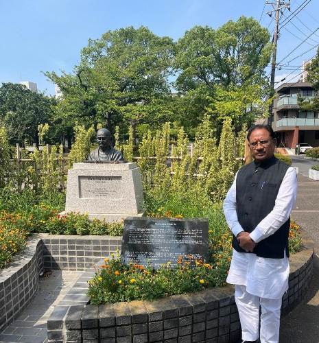 मुख्यमंत्री विष्णुदेव साय ने टोक्यो के ‘लिटिल इंडिया’ पहुँचकर महात्मा गांधी को  किया नमन