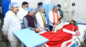 उपमुख्यमंत्री ने मेडिकल कॉलेज हॉस्पिटल पहुंच आईडी ब्लास्ट में घायल ग्रामीण और भालू के हमले में घायल जवान से भेंटकर पूछा स्वास्थ्य का हाल
