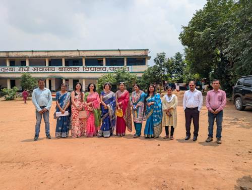 स्वर्णरेखा महिला समिति एवं पीवीयूएनएल द्वारा केजीबीवी, पटरातू में नेत्र जांच शिविर