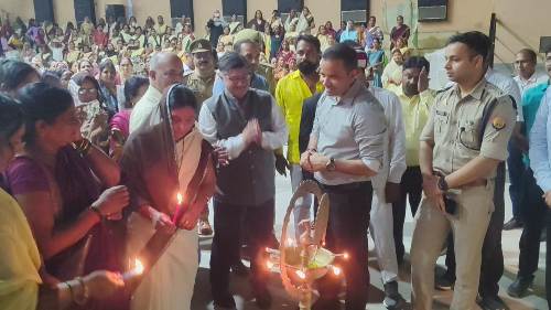 जिलाधिकारी ने किया आशा सम्मेलन का शुभारंभ, बेहतर कार्य के लिए कार्यकत्रियों को किया गया सम्मानित