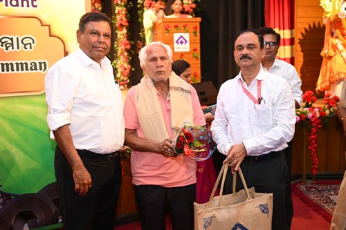 राउरकेला इस्पात संयंत्र द्वारा पूर्व कर्मचारियों को किया गया ‘इस्पात बिन्धानी’ पुरस्कार प्रदान
