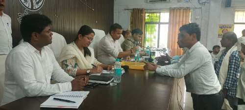 तहसील औराई में जिलाधिकारी व पुलिस अधीक्षक ने फरियादियों की शिकायतों को सुनकर किया त्वरित निस्तारण