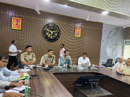 नगर पालिका व नगर पंचायतों में विशेष अतिक्रमण अभियान चलाकर कराये अतिक्रमण मुक्त – जिलाधिकारी