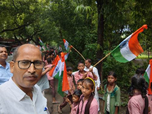 प्राथमिक विद्यालयों में तिरंगा रैली निकालकर राष्ट्रप्रेम की भावनाओं को किया गया जागृत