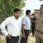 बाढ़ का पानी गांव में पहुंचने से पहले पहुंचे जिलाधिकारी व पुलिस अधीक्षक