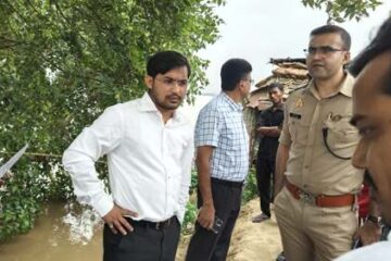 बाढ़ का पानी गांव में पहुंचने से पहले पहुंचे जिलाधिकारी व पुलिस अधीक्षक