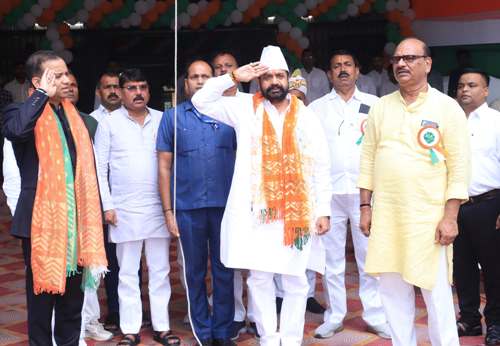 मंत्री डॉ दयाशंकर मिश्र दयालु ने कलेक्ट्रेट में किया ध्वजारोहण व वृक्षारोपण