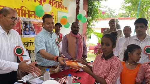 डीएम ने बच्चों को अल्बेन्डाजॉल की टेबलेट खिलाकर राष्ट्रीय कृमि मुक्ति दिवस का किया शुभारम्भ