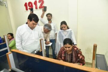 बारिश में बिना छाता, बिना एस्कॉर्ट निकले ऊर्जा मंत्री ए.के.शर्मा