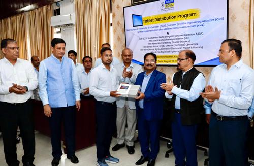 बीसीसीएल ने इलेक्ट्रॉनिक मेजरमेंट बुक प्रणाली लागू करने हेतु कार्मिकों के बीच किया टैबलेट का वितरण