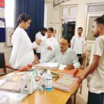 ब्रह्मकुमारी बहनों ने जिला चिकित्सालय में मरीजों की कलाइयों में बाँधा स्वास्थ्य रक्षा सूत्र