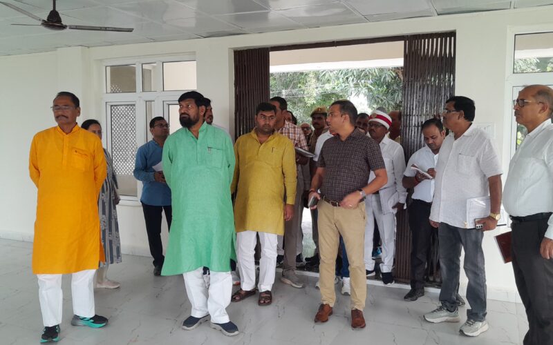चकवा चंदेल मंदिर एवं संत रविदास मंदिर के पर्यटन विकास कार्यों का जिलाधिकारी ने किया निरीक्षण