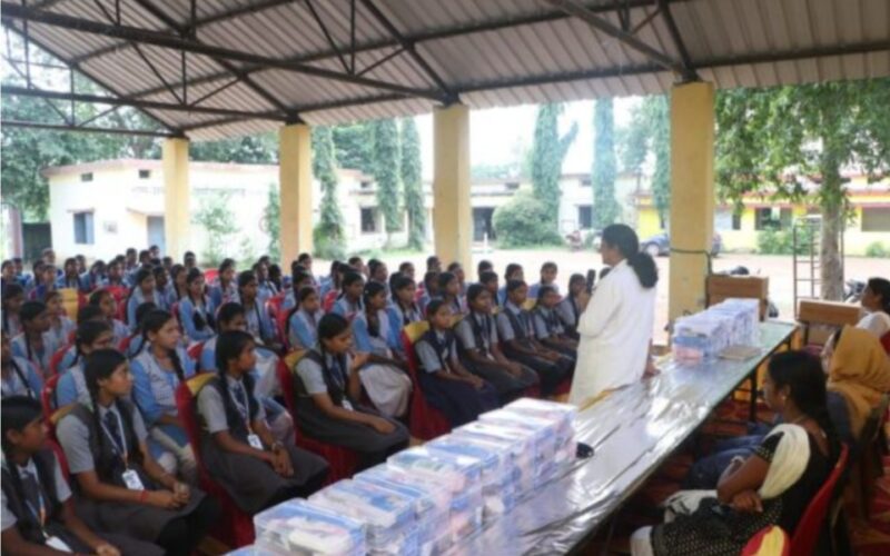 एनटीपीसी लारा ने स्वास्थ्य और स्वच्छता पर व्याख्यान व कीट का वितरण