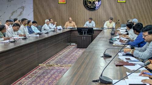 ग्राम पंचायतों की जांच समीक्षा बैठक में जिलाधिकारी सख्त, लापरवाह अधिकारियों को दिया नोटिस