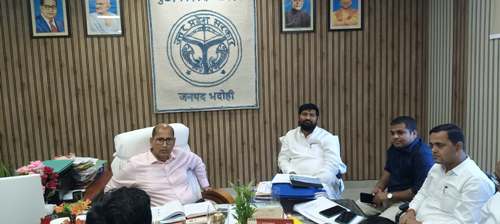 समर्थ उत्तर प्रदेश-विकसित उत्तर प्रदेश @2047 अभियान के सफल क्रियान्वयन हेतु सीडीओ ने की बैठक