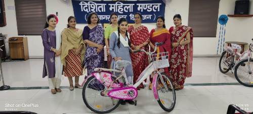 दिशिता महिला मंडल रेनुसागर द्वारा मेधावी छात्र-छात्राओं को साइकिल वितरण